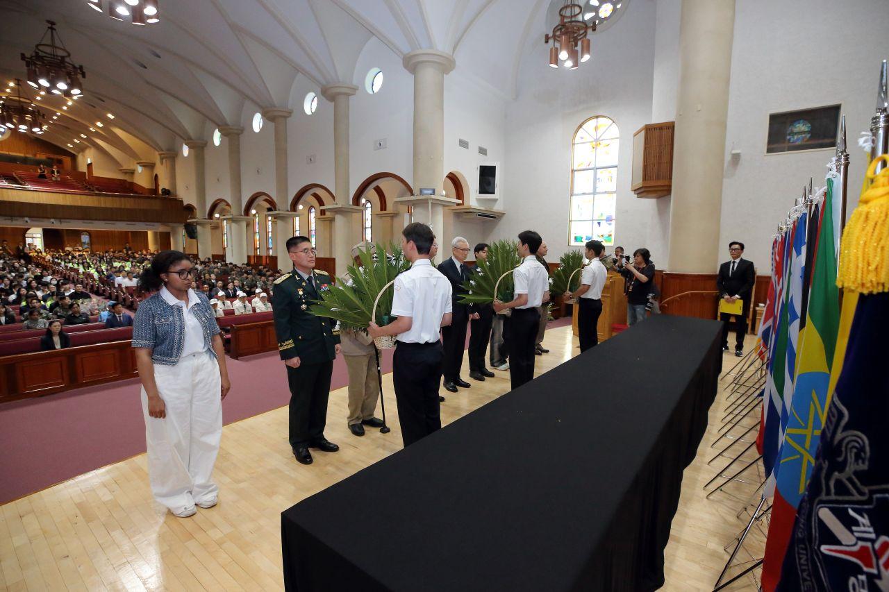 2025학년도 6·25전쟁 제75주년 추념식 헌화..JPG 첨부 이미지