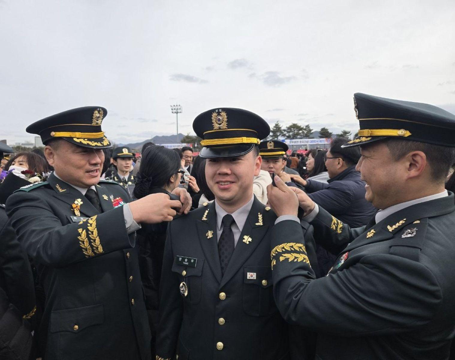 계급장 수여.jpg 첨부 이미지
