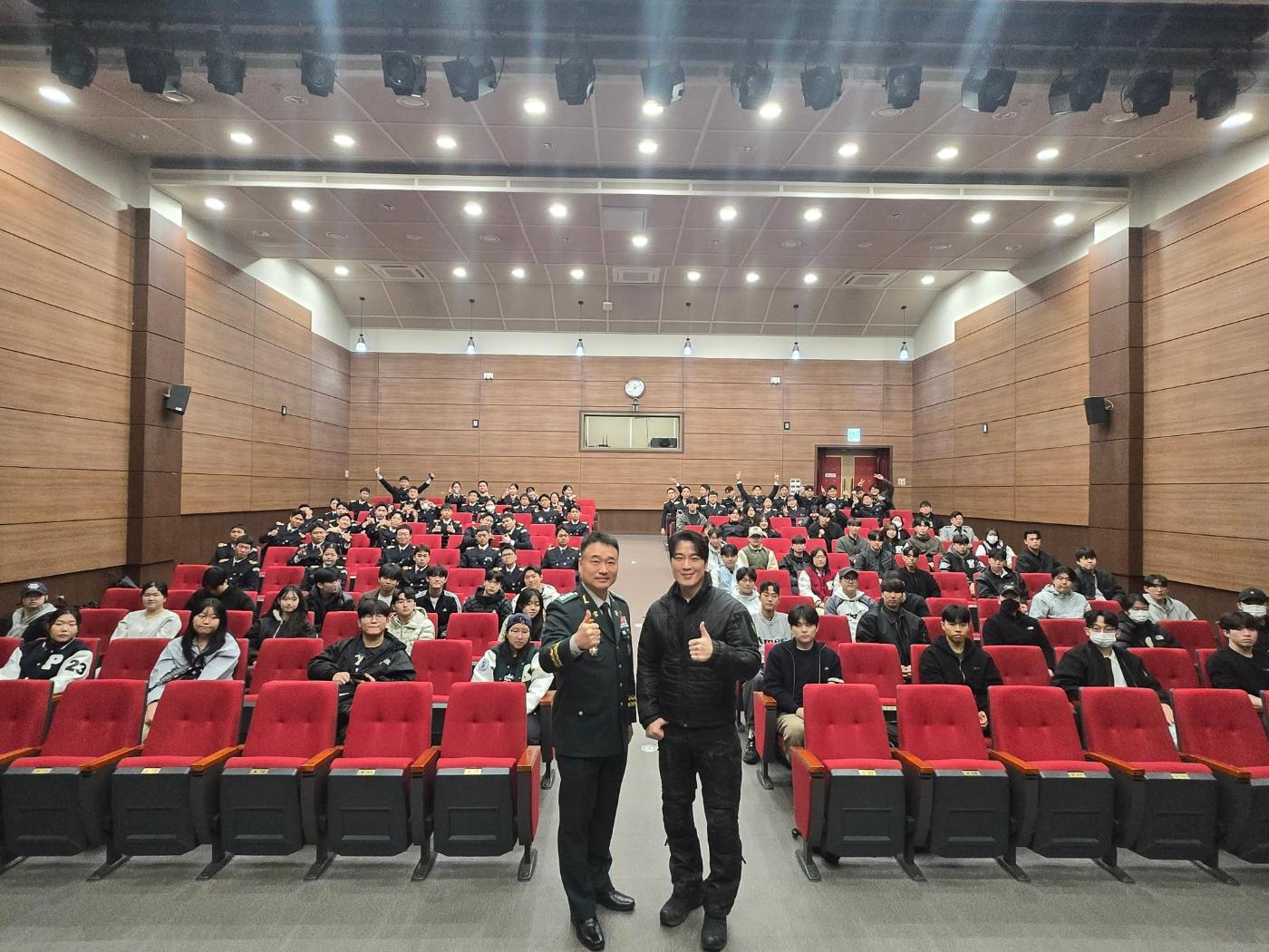 학군단장님, 강사님과 함께 단체사진